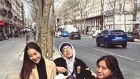 <p>Kedatangan Ariel dan Alleia ke Prancis tak hanya untuk berlibur, mereka juga berkesempatan mendatangi perhelatan mode di Paris, lho. (Foto: Instagram @arielnoah)</p>