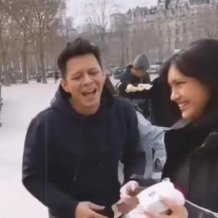 <p>Ketika berlibur di Paris, kebahagiaan tampak menyelimuti wajah ayah dan anak ini. Ariel bersama putrinya terlihat riang gembira ketika bermain salju. (Foto: Instagra)</p>
