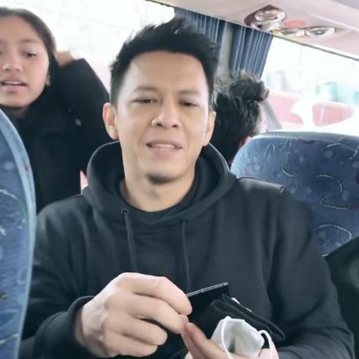 <p>Kedatangan Ariel dan Alleia ke Prancis tak hanya untuk berlibur, mereka juga berkesempatan mendatangi perhelatan mode di Paris, lho. (Foto: Instagram @arielnoah)</p>
