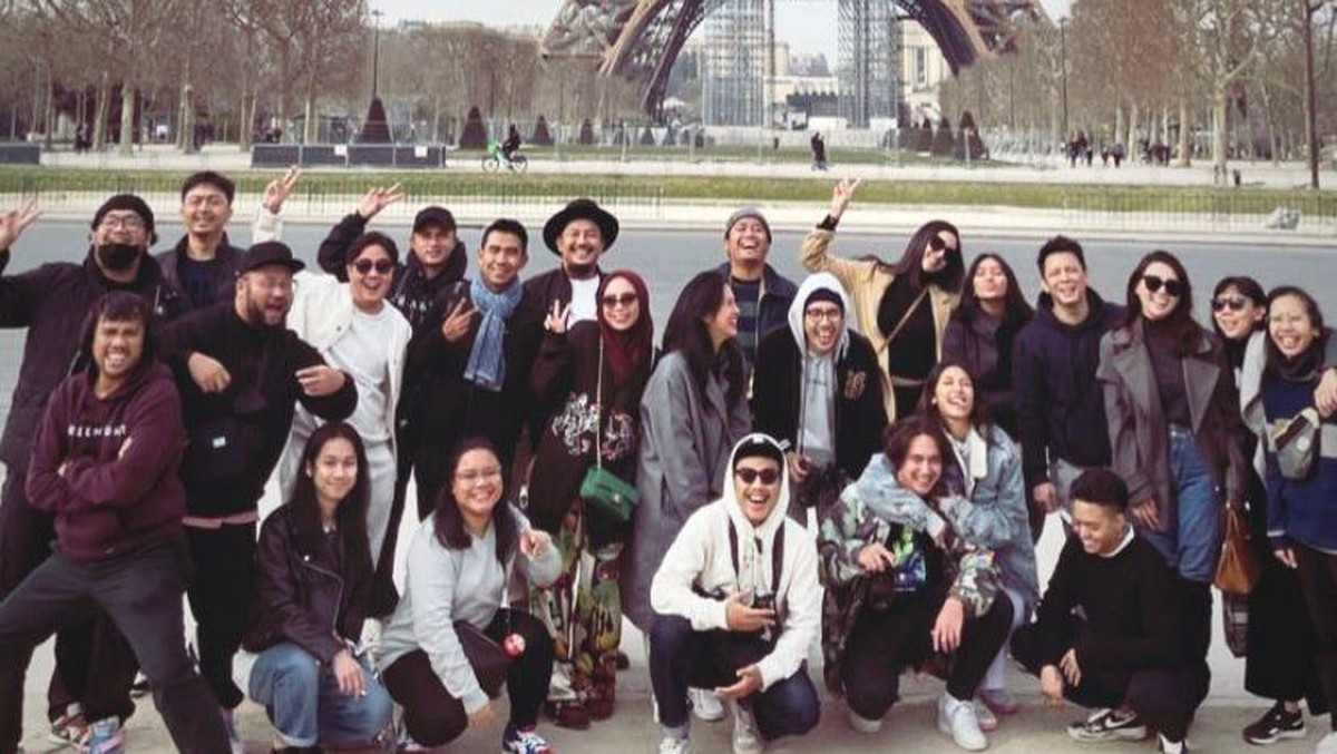 Ariel Noah membawa putri semata wayangnya Alleia untuk menemaninya kerja di Paris&period; Yuk&comma; intip kebersamaan mereka&excl;