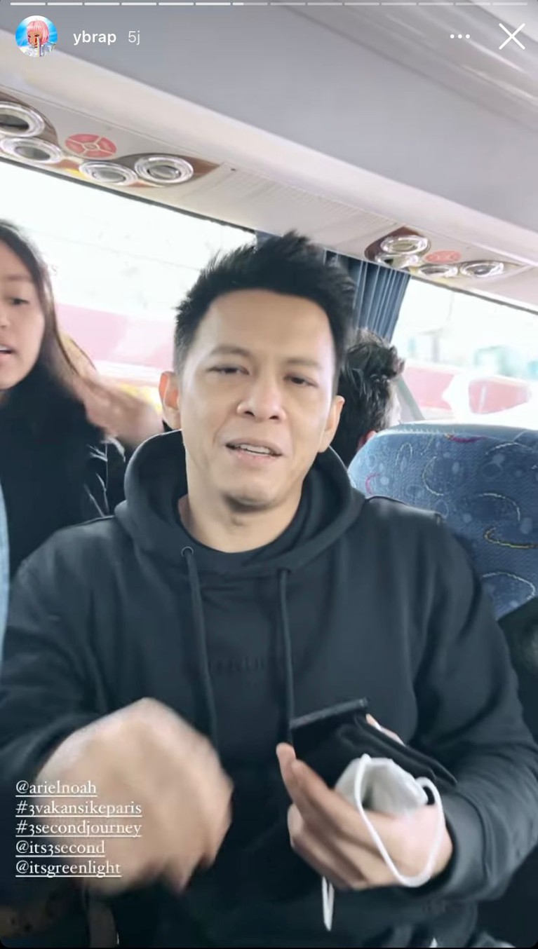 Ariel Noah membawa putri semata wayangnya Alleia untuk menemaninya kerja di Paris. Yuk, intip kebersamaan mereka!