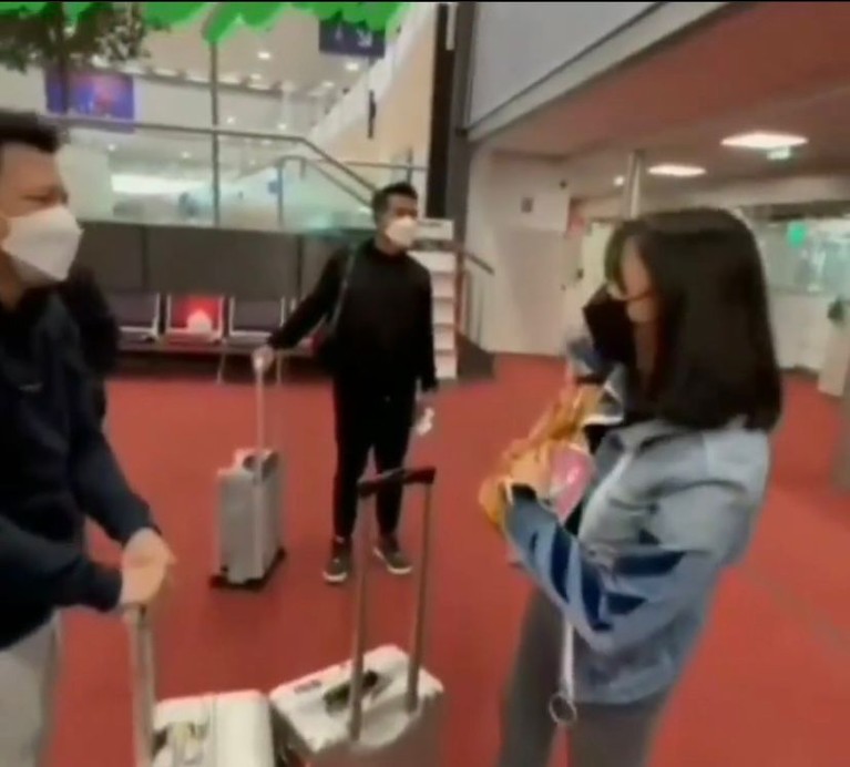 Ariel Noah membawa putri semata wayangnya Alleia untuk menemaninya kerja di Paris. Yuk, intip kebersamaan mereka!