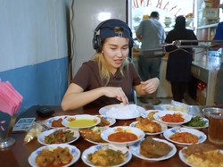 Ayu Ting Ting Mukbang Nasi Padang Murah di Depok, Ini Rekomendasinya!