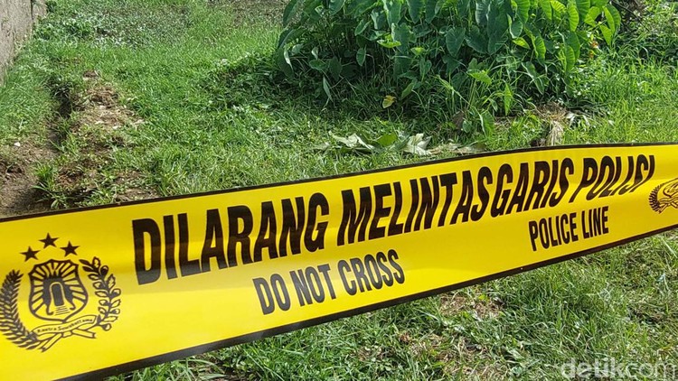 Mayat perempuan yang dibuang di semak-semak sebuah lahan kosong di permukiman warga di Kecamatan Arcamanik, Kota Bandung. Garis polisi kini dipasand di TKP.