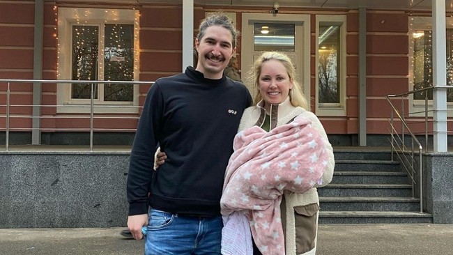 Pasangan asal Amerika Serikat rela berjalan kaki ke perbatasan Ukraina sambil memboyong bayi mereka yang masih berusia empat hari demi menyelamatkan diri.