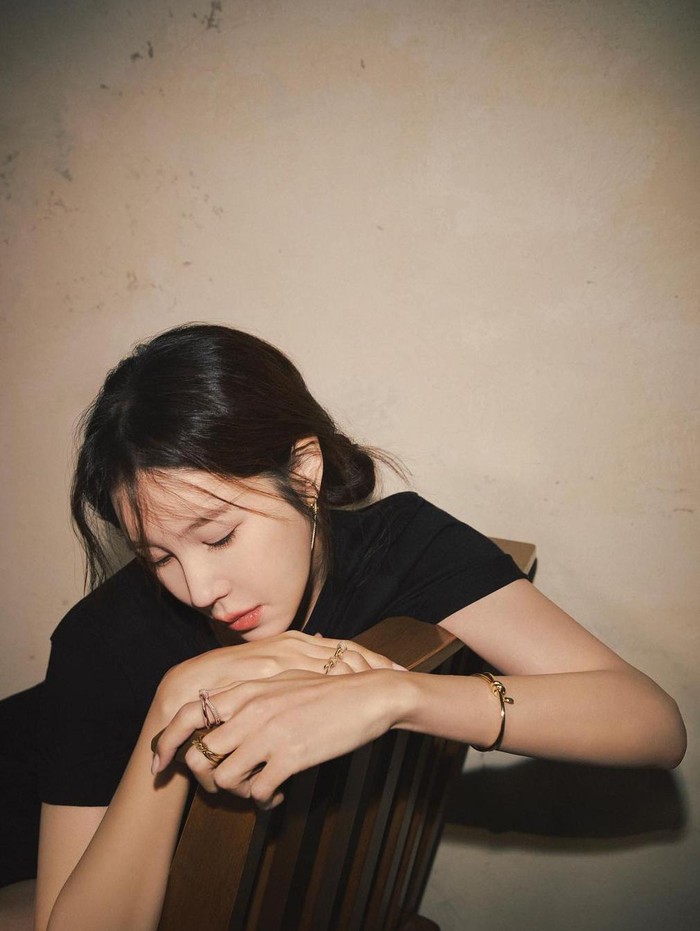 Aktris cantik Lee Ji Ah tampil dalam majalah DAZED Korea edisi Maret 2022 yang juga berkolaborasi dengan brand perhiasan mewah, Tiffany & Co./ Foto: Yoon Ji Yong/DAZED Korea