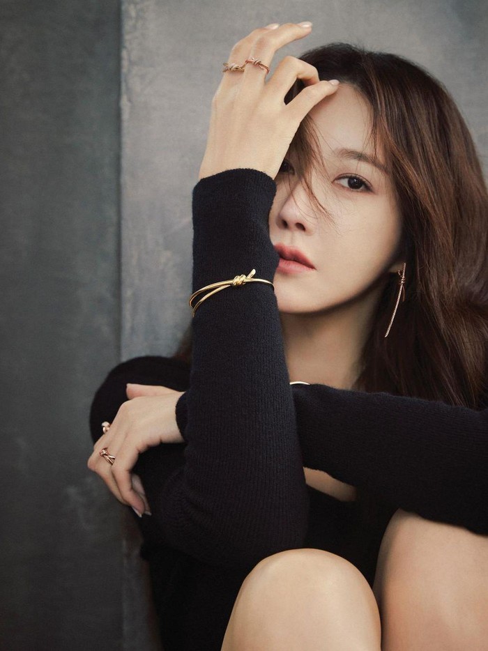 Sudah berkarier sejak tahun 2007, Lee Ji Ah telah banyak membintangi film layar lebar hingga serial drama populer. Bakat aktingnya pun sudah tak diragukan lagi kehebatannya./ Foto: Yoon Ji Yong/DAZED Korea