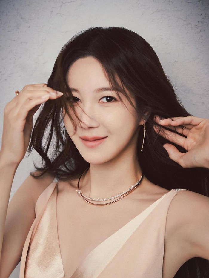 Selain menjadi aktris, Lee Ji Ah juga kerap menjadi model hingga brand ambassador untuk berbagai merek ternama. Dalam kesempatan kali ini, ia tampil berkolaborasi dengan DAZED Korea dan Tiffany & Co yang dikenal sebagai brand perhiasan mewah dengan harga fantastis!/ Foto: Yoon Ji Yong/DAZED Korea