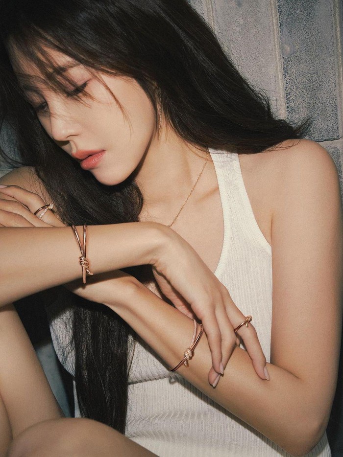 Mengenakan outfit berwarna hitam dan juga putih, penampilan Lee Ji Ah juga dilengkapi dengan berbagai perhiasan elegan nan mewah dari brand Tiffany & Co. Bagaimana menurut kamu penampilan Lee Ji Ah ini, Beauties?/ Foto: Yoon Ji Yong/DAZED Korea