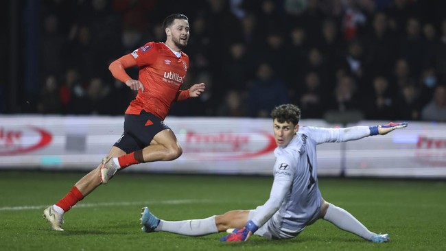 Seorang fans Luton Town menepati janjinya untuk membuat tato logo klub Luton Town di kepala setelah klub tersebut berhasil promosi ke Premier League.