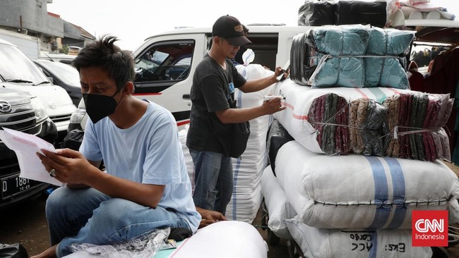 FOTO: Keriuhan Pasar Tasik Pusat Busana Muslim di Jakarta