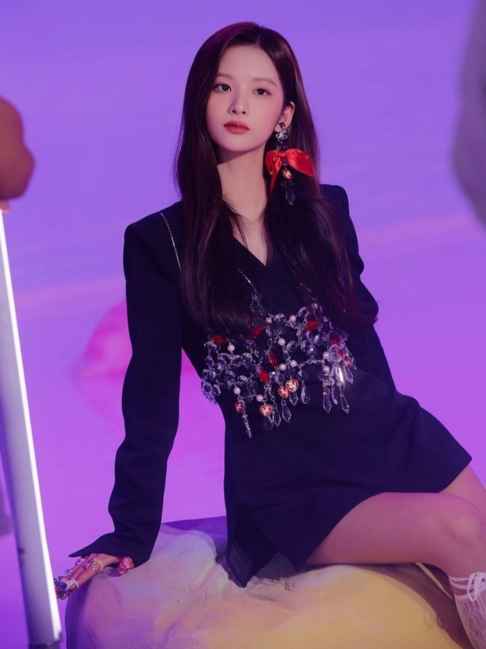 Penampilan Sullyoon saat membawakan lagu milik Sunmi yang bertajuk Full Moon pada video perkenalan berhasil meluluhkan hati para penggemar K-Pop untuk mencintainya sebagai fans./ Foto: instagram.com/nmixx.global/