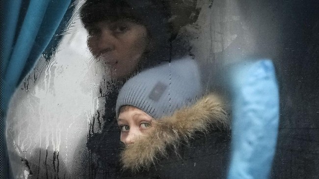 Seorang ibu dengan berani melindungi anaknya yang baru berumur satu bulan dari penembakan yang terjadi di rumah mereka di Kyiv.