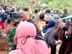 Aksi Emak-Emak Buka Baju Saat Tolak Tambang di Sultra