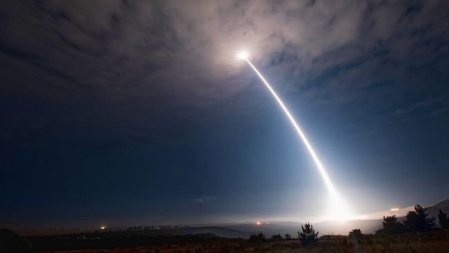 AS Uji Rudal Balistik saat China-Taiwan Tegang: Nuklir Kami Mematikan AS menguji coba rudal balistik antarbenua Minuteman III kala China terus menggelar latihan militer di sekeliling Taiwan lantaran marah gegara lawatan Pelosi.