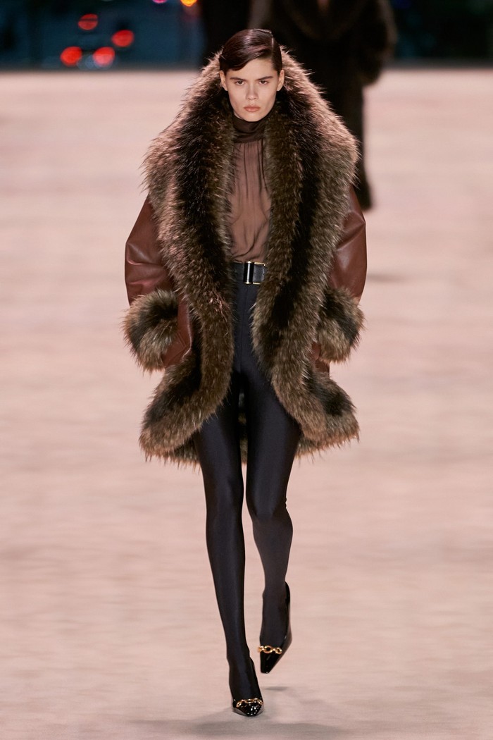 Not only formal and complementary to the evening dress, there is also a jacket and collar version that is more suitable for casual style. Photo: Alessandro Lucioni/Go Runway/Vogue
