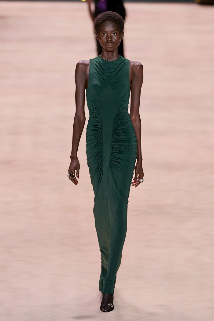 In addition to the black dress, the presence of a green dress with ruffle detail gives a new idea for a sophisticated look. This dress itself is quite versatile and suitable to be worn in style during the day and at night. Photo: Alessandro Lucioni/Go Runway/Vogue