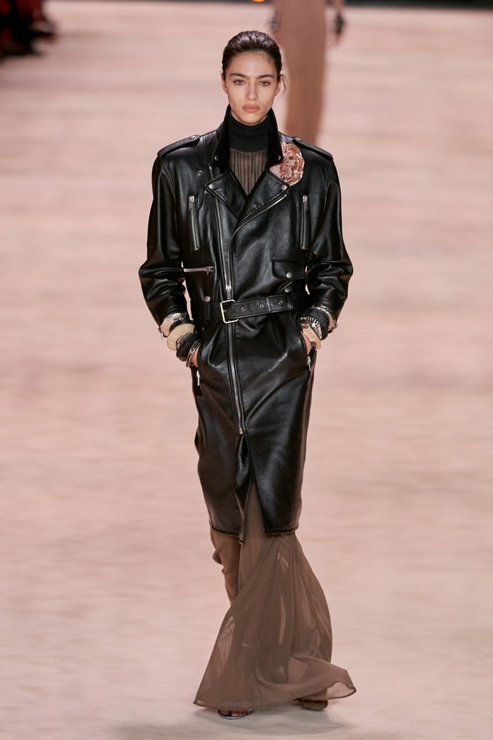 Tak hanya menjadi jaket, Vaccarello bahkan menggubahnya menjadi coat panjang. Foto: Alessandro Lucioni/Go Runway/Vogue