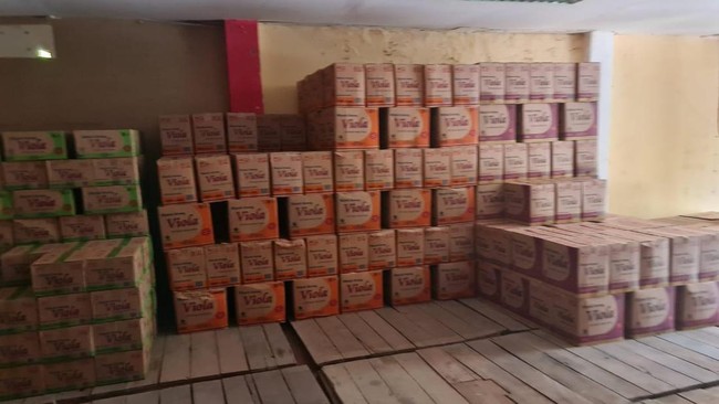 Pemili ratusa dus minyak goreng kemasan di Makassar mengaku mendapatkan minyak goreng sebulan setelah memesan dari distributor.
