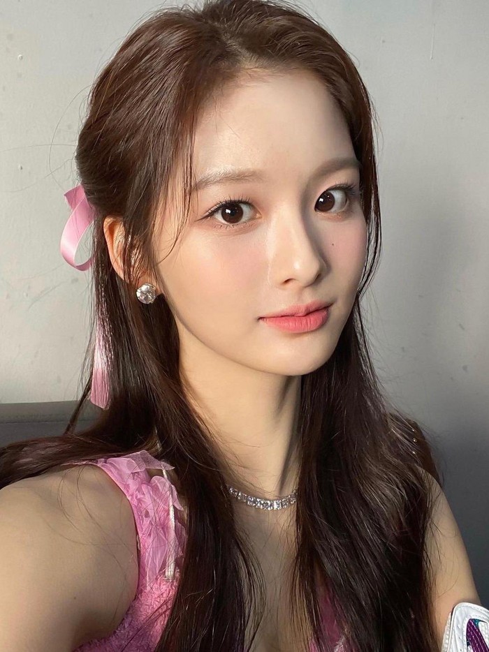 Sejak perkenalan dirinya sebelum debut, visual Sullyoon sering disebut sebagai campuran dari visual dua seniornya yaitu Sana dan Tzuyu TWICE./ Foto: instagram.com/nmixx_official