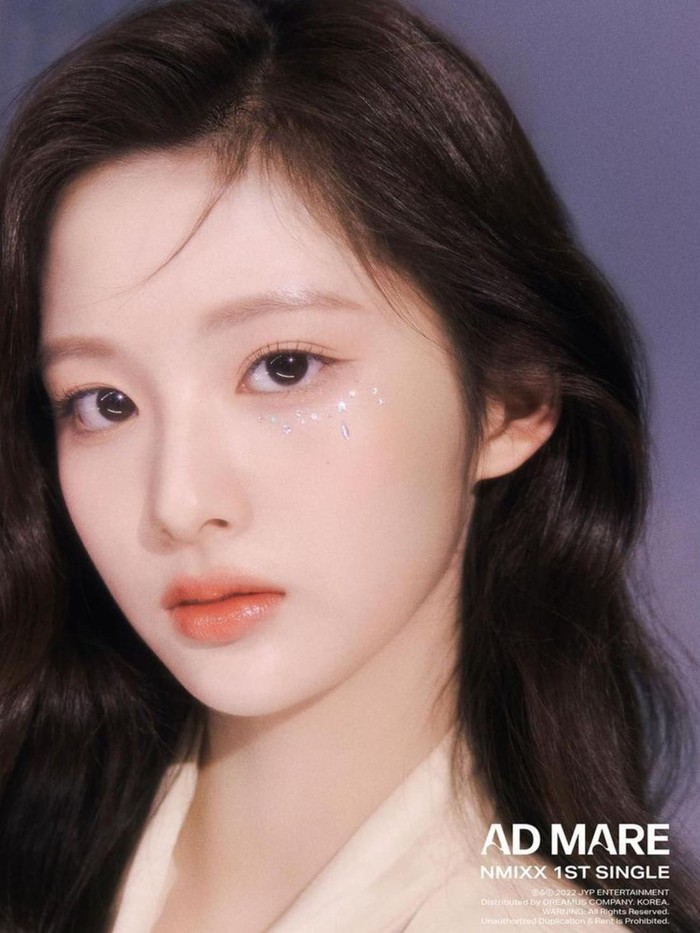 Seol Yoon Ah merupakan perempuan yang lahir pada 26 Januari 2004 dan memulai debutnya bersama NMIXX dengan nama panggung Sullyoon./ Foto: instagram.com/nmixx_official
