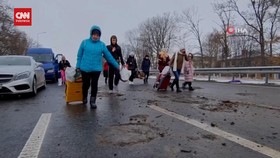 VIDEO: Ribuan Warga Ukraina Mengungsi Ke Rumania Di Tengah Hujan Es