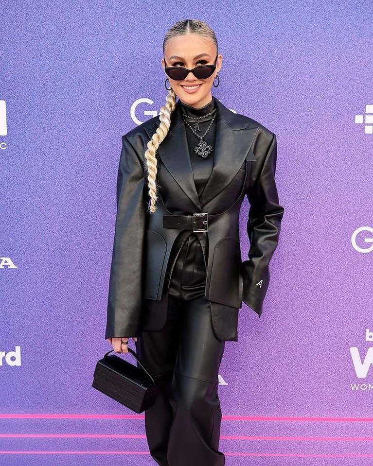 Agnez Mo dan Niki Zefanya Dua penyanyi perempuan Indonesia, Agnezmo dan NIKI hadir di Billboars Women in Music 2022. Yuk, intip penampilan mereka!