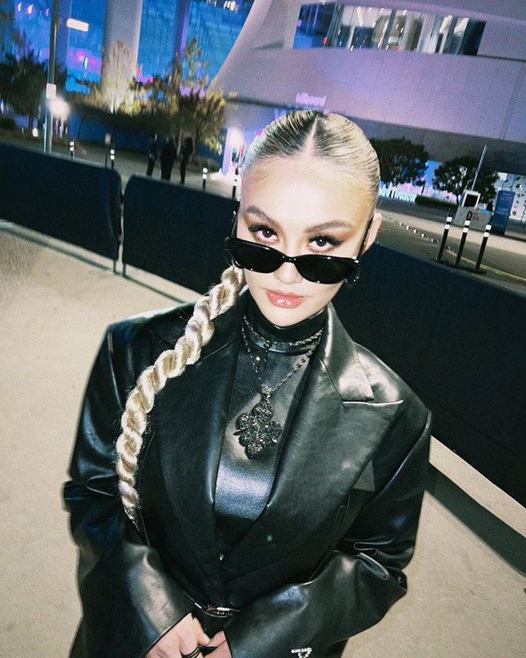 Agnez Mo dan Niki Zefanya Dua penyanyi perempuan Indonesia, Agnezmo dan NIKI hadir di Billboars Women in Music 2022. Yuk, intip penampilan mereka!
