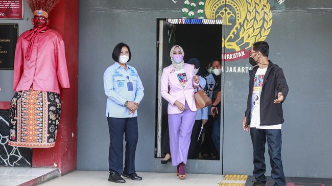 Angelina Patricia Pinkan Sondakh atau dikenal dengan Angelina Sondakh bebas, namun masih harus wajib lapor hingga Juni 2022.