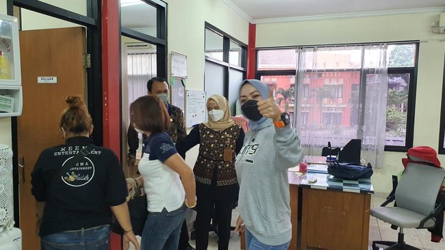 Penerima 'Apel Washington' dalam proyek Wisma Atlet Angelina Sondakh diizinkan keluar kota saat menjalani masa cuti jelang bebas murni.