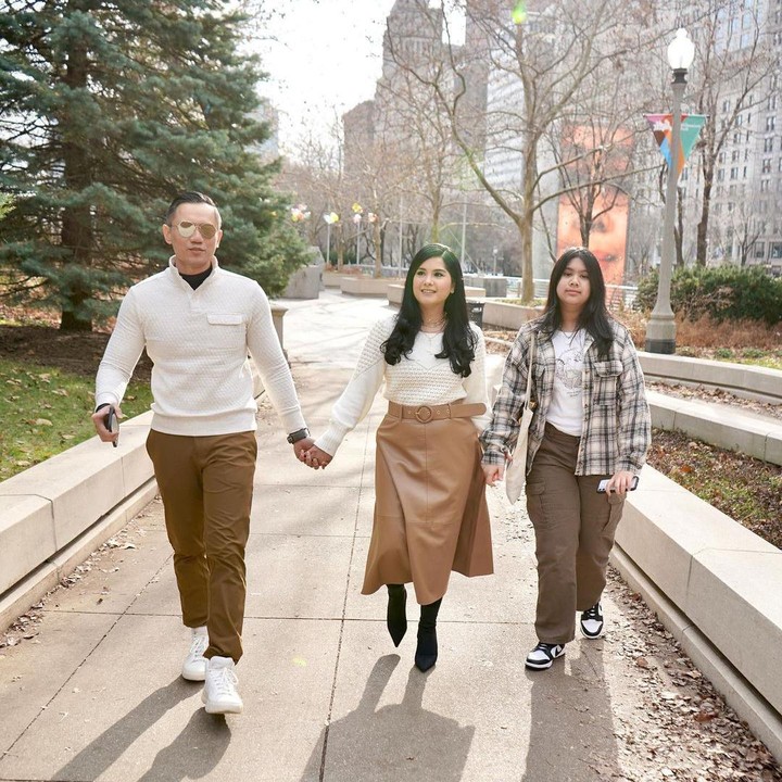 <p>Annisa Pohan atau yang akrab disapa Annisa Yudhoyono menikah dengan Agus Yudhoyono pada tahun 2005 silam, Bunda. Dari pernikahannya, Annisa dikaruniai seorang putri bernama Almira Tunggadewi Yudhoyono. (Foto: Instagram: @annisayudhoyono)</p>