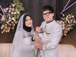 Makna hingga Harga Spesial Baju Aurel dan Atta di Akikah Ameena
