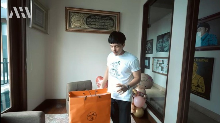 Aurel Hermansyah Atta Halilintar memberikan kejutan berupa kado tas seharga Rp1 miliar untuk sang istri tercinta, Aurel. Yuk, intip potretnya!