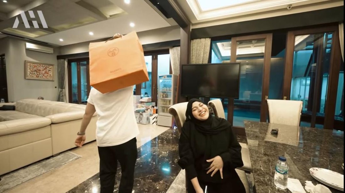 Atta Halilintar memberikan kejutan berupa kado tas seharga Rp1 miliar untuk sang istri tercinta&comma; Aurel&period; Yuk&comma; intip potretnya&excl;
