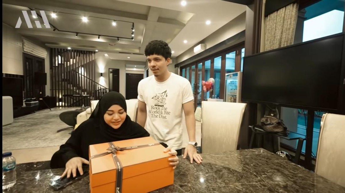 Atta Halilintar memberikan kejutan berupa kado tas seharga Rp1 miliar untuk sang istri tercinta&comma; Aurel&period; Yuk&comma; intip potretnya&excl;