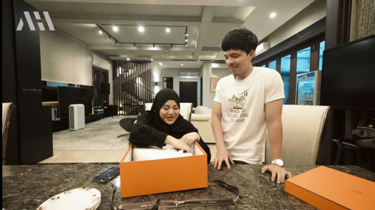 Atta Halilintar memberikan kejutan berupa kado tas seharga Rp1 miliar untuk sang istri tercinta&comma; Aurel&period; Yuk&comma; intip potretnya&excl;