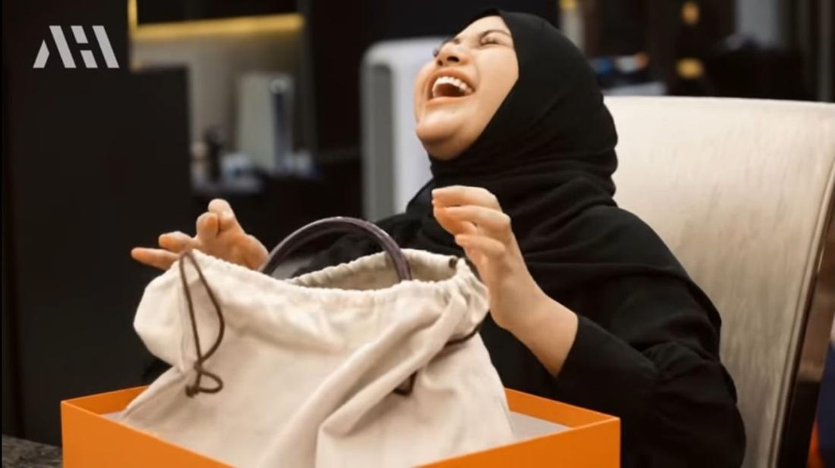 Atta Halilintar memberikan kejutan berupa kado tas seharga Rp1 miliar untuk sang istri tercinta&comma; Aurel&period; Yuk&comma; intip potretnya&excl;