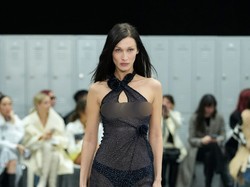 Bella Hadid Eksis di Catwalk Paris Fashion Week, Seksi Tanpa Bra