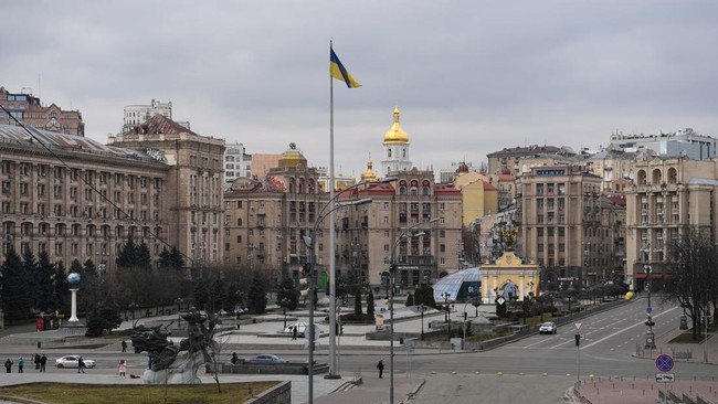 Ibu kota Kyiv diserang serangkaian ledakan, namun berhasil ditangkis oleh Ukraina. Belum ada laporan kerusakan maupun korban dalam serangan ini.