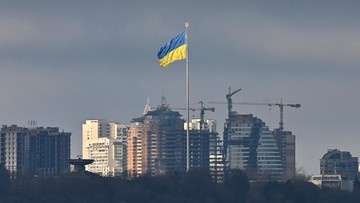 Bendera Ukraina telah dikibarkan di atas kawasan pembangkit listrik tenaga nuklir Chernobyl menyusul penarikan pasukan Rusia.