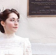 Mengenal Sosok Bernadette Bannet, Perempuan yang Gemar Memakai Busana Ala Era Victoria