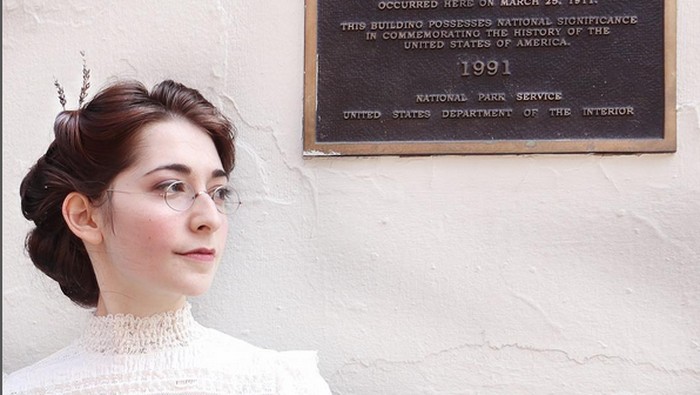 Mengenal Sosok Bernadette Bannet, Perempuan yang Gemar Memakai Busana Ala Era Victoria