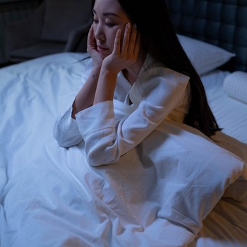 8 Ciri Kepribadian Orang yang Suka Overthinking di Malam Hari