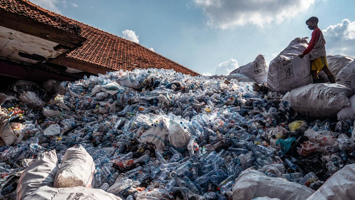 FOTO: Limbah Kemasan Plastik Dari Penukaran Tiket Bus
