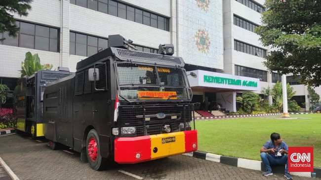 Walkot Banten terlihat memenuhi panggilan Menag soal penolakan pembangunan gereja, di mana dia tiba sekitar pukul 10.15 WIB.