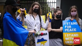 FOTO: Aksi Mengutuk Invasi Moskow ke Ukraina di Kedubes Rusia Jakarta