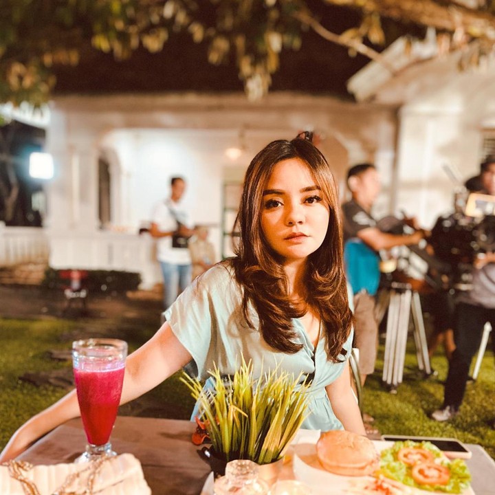 <p>Belum lama ini, podcastnya membongkar penipuan affiliator hingga berujung penangkapan Indra Kenz.(Foto: Instagram @gitasinaga)</p>