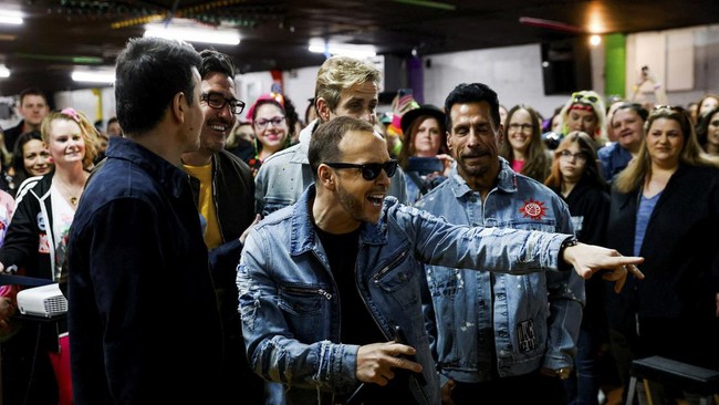 FOTO: Ibu-ibu Rayakan Single Baru New Kids On The Block