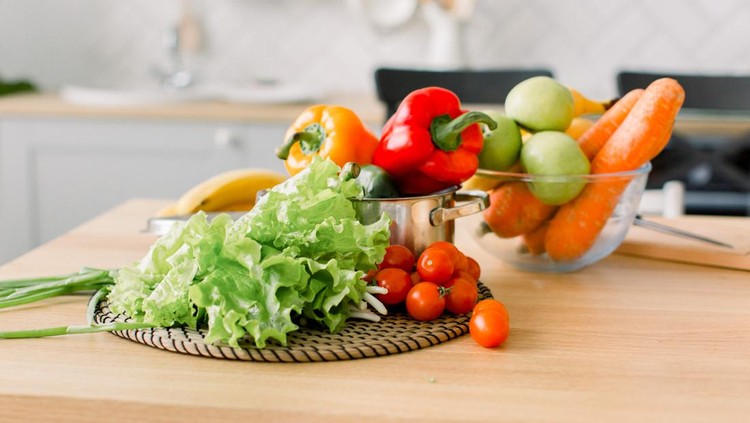 ilustrasi sayuran healthy foods are on the table in home kitchen. Fresh vegetables and utensils for cooking on wooden table. Healthy food, cooking concept