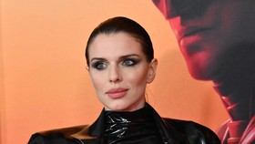 Tampil Nyaris Bugil di New York Fashion Week, Julia Fox Dihujat